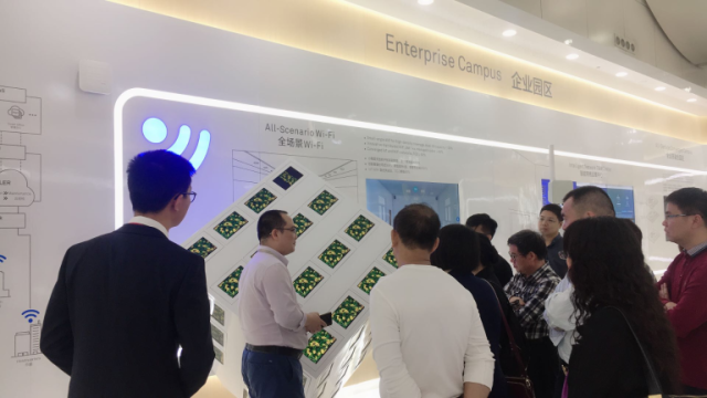 “无灯仓库”的科技奇迹 南海品牌企业探访华为智慧工厂，揭秘人工智能应用软件如何重塑制造业